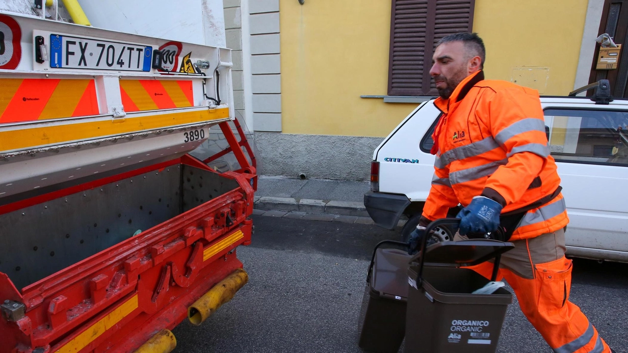 Un operatore Alia durante il servizio di raccolta porta a porta (foto di repertorio) il tema rifiuti resta centrale a Montespertoli Un operatore Alia durante il servizio di raccolta porta a porta (foto di repertorio) il tema rifiuti resta centrale a Montespertoli
