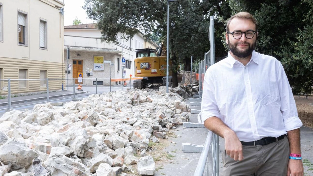 Il sindaco di Empoli Alessio Mantellassi al cantiere di via Bisarnella per l’abbattimento del muro Il sindaco di Empoli Alessio Mantellassi al cantiere di via Bisarnella per l’abbattimento del muro