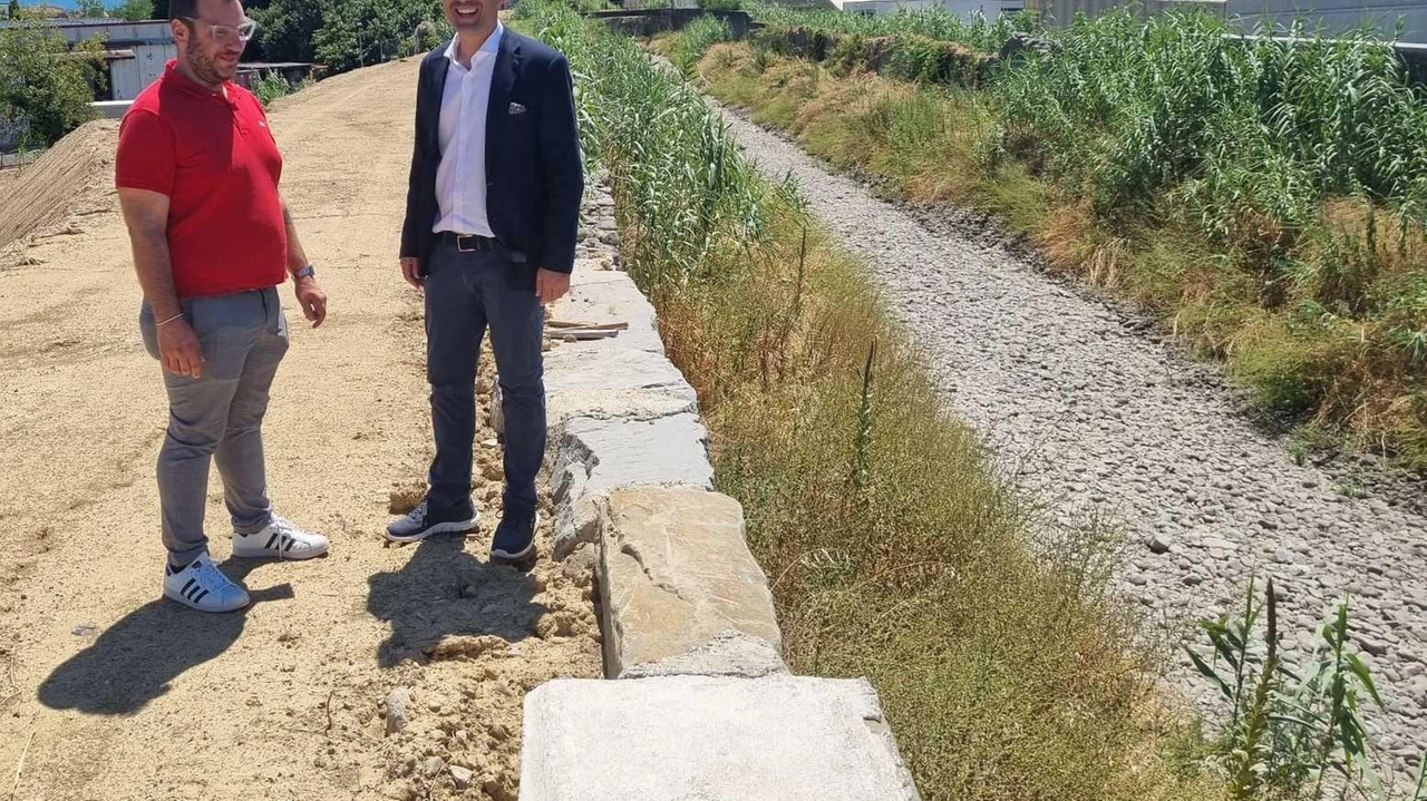 Il soprallugo al torrente Agna del sindaco Simone Calamai,e dell’assessore Alberto Vignoli Il soprallugo al torrente Agna del sindaco Simone Calamai,e dell’assessore Alberto Vignoli