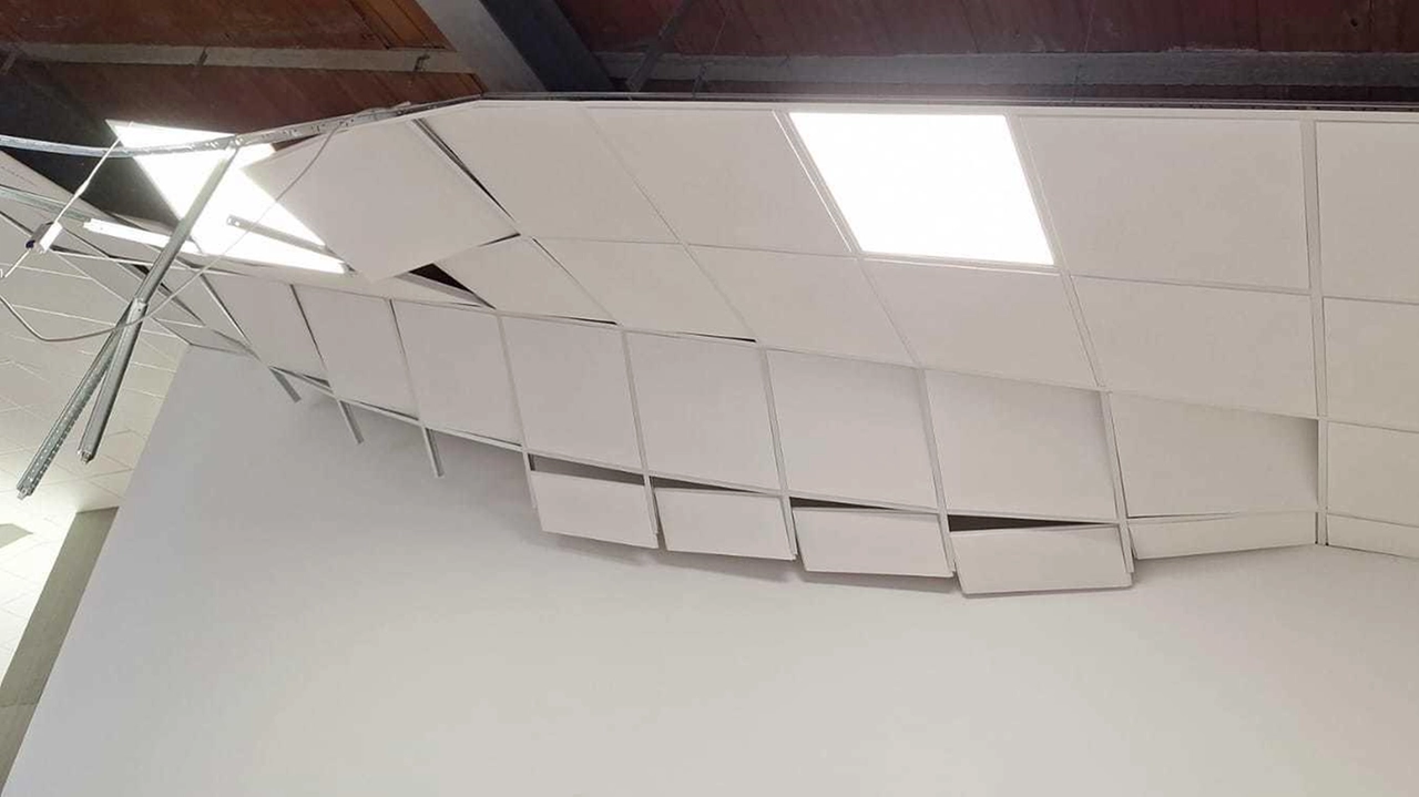 Una parte del controsoffitto è rimasta pericolante Una parte del controsoffitto è rimasta pericolante