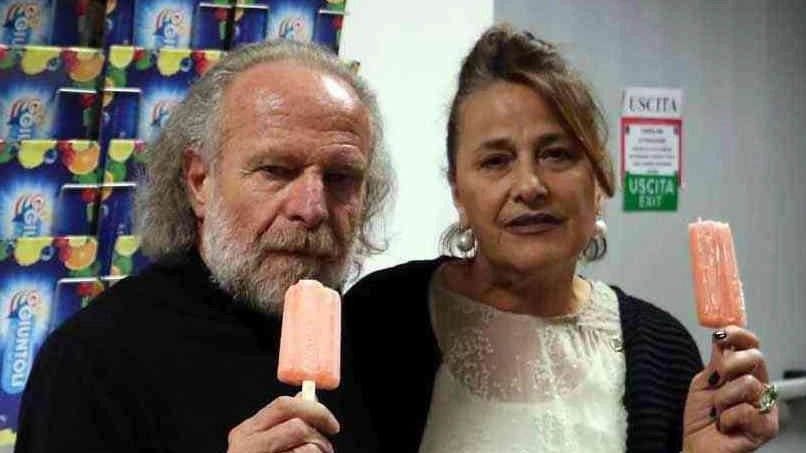 Edo Giuntoli, imprenditore del settore dei gelati, che tiene in mano un simbolo del suo commercio, i famosi ghiaccioli Edo Giuntoli, imprenditore del settore dei gelati, che tiene in mano un simbolo del suo commercio, i famosi ghiaccioli
