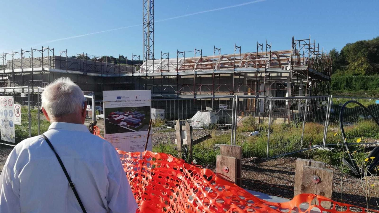 Il cantiere della scuola nella frazione di Montevarchi