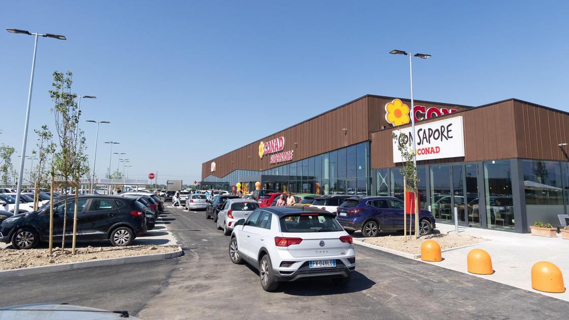 https://www.lanazione.it/image-service/view/acePublic/alias/contentid/NmY3ZDdiMTMtNjZiNy00/0/subito-assalto-al-nuovo-centro-commerciale.jpeg?f=16:9&w=1200&h=630