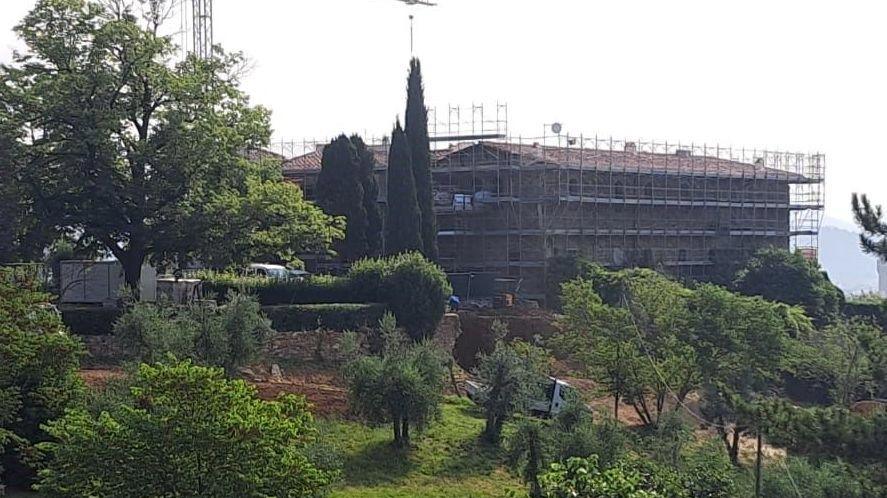 I lavori di restauro di Villa Fioravanti e la collina che potrebbe diventare un posteggio I lavori di restauro di Villa Fioravanti e la collina che potrebbe diventare un posteggio