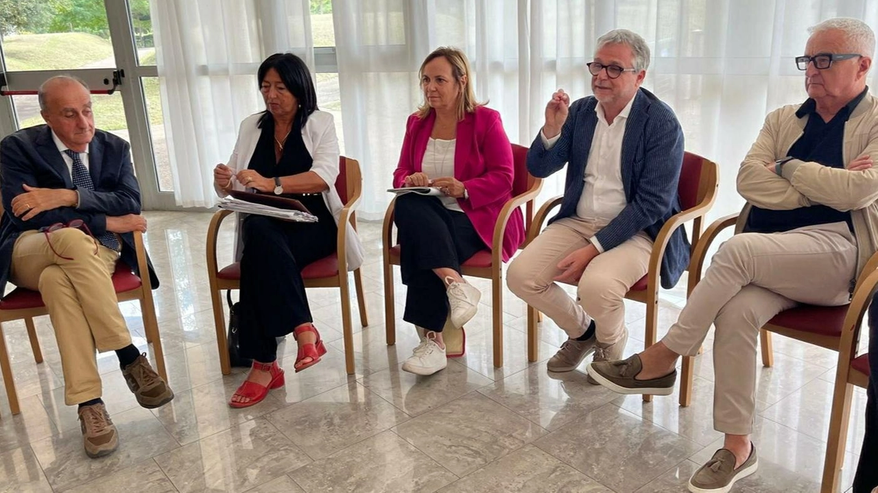 L’assessore regionale al Diritto alla Salute, Simone Bezzini, si è confrontato con gli operatori presso la Casa della Salute di Colle L’assessore regionale al Diritto alla Salute, Simone Bezzini, si è confrontato con gli operatori presso la Casa della Salute di Colle