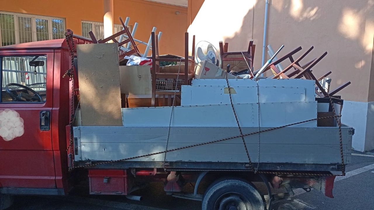 L'autocarro sequestrato dalla polizia locale L'autocarro sequestrato dalla polizia locale