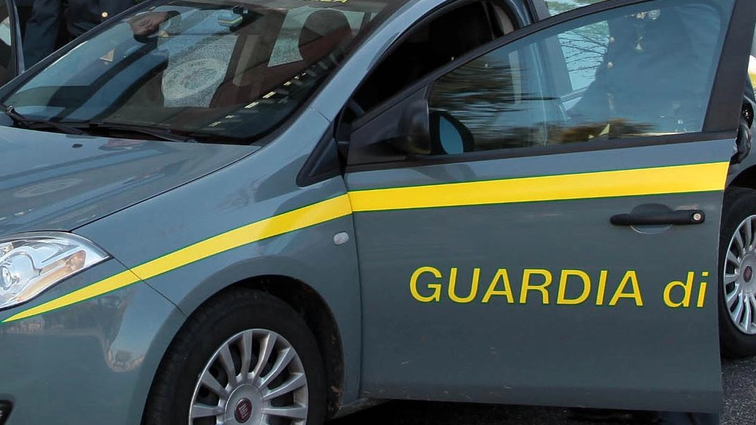 Sequestrati dalle Fiamme Gialle metalli preziosi nascosti in auto, una denuncia