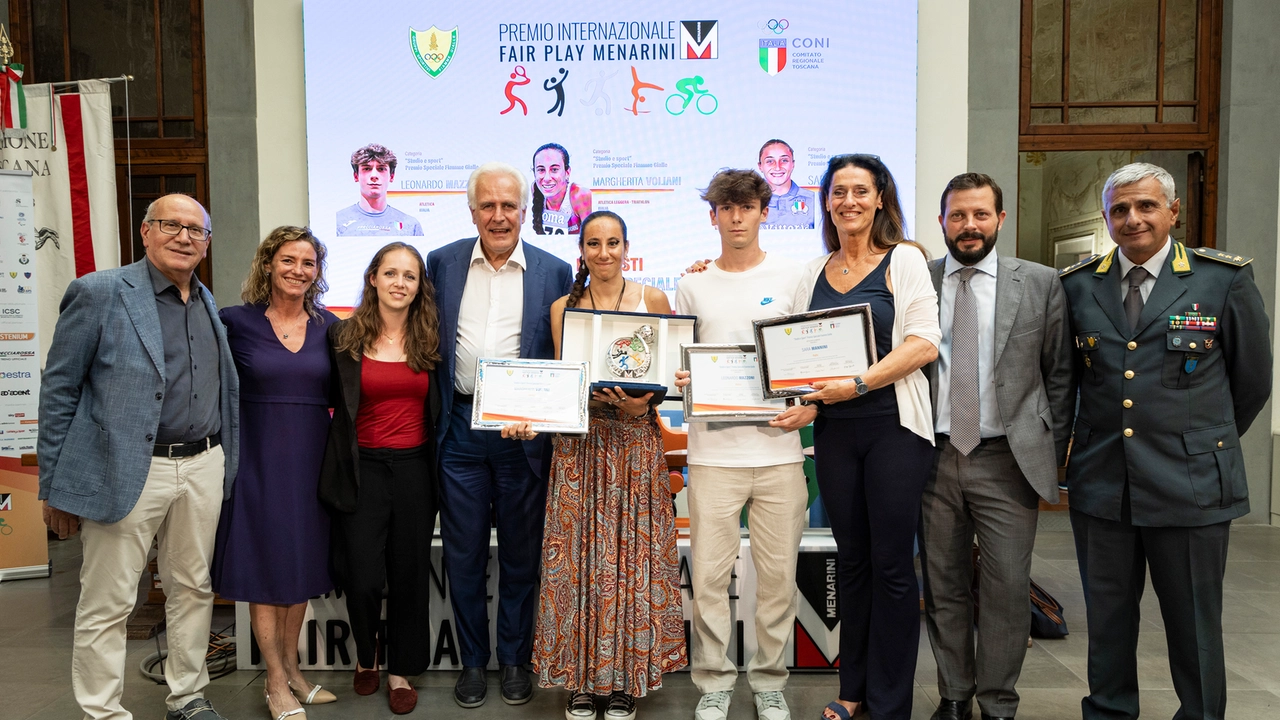 Gianni Taccetti (Delegato CONI Firenze); Valeria Speroni Cardi (membro del Board di Fondazione Fair Play Menarini); Letizia Perini (assessore allo Sport del Comune di Firenze); Eugenio Giani (Presidente della Regione Toscana); Margherita Voliani (vincitrice Premio speciale Fiamme Gialle "Studio e Sport"); Leonardo Mazzoni (finalista Premio speciale Fiamme Gialle "Studio e Sport"); Cristina Scaletti (sindaco di Fiesole); Filippo Paganelli (membro del Board di Fondazione Fair Play Menarini); Aldo De Donno (Comandante del I Nucleo Atleti del Gruppo Sportivo Fiamme Gialle) Gianni Taccetti (Delegato CONI Firenze); Valeria Speroni Cardi (membro del Board di Fondazione Fair Play Menarini); Letizia Perini (assessore allo Sport del Comune di Firenze); Eugenio Giani (Presidente della Regione Toscana); Margherita Voliani (vincitrice Premio speciale Fiamme Gialle "Studio e Sport"); Leonardo Mazzoni (finalista Premio speciale Fiamme Gialle "Studio e Sport"); Cristina Scaletti (sindaco di Fiesole); Filippo Paganelli (membro del Board di Fondazione Fair Play Menarini); Aldo De Donno (Comandante del I Nucleo Atleti del Gruppo Sportivo Fiamme Gialle)