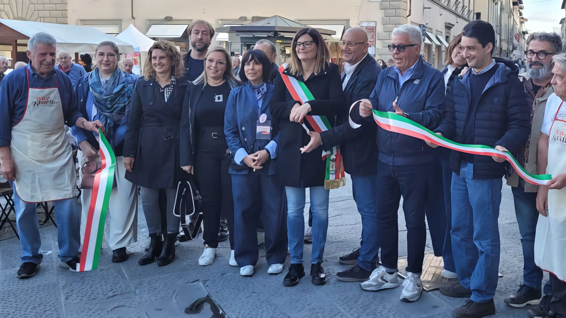 Da ieri migliaia di persone hanno preso d’assalto il centro per gustare il piatto tipico della tradizione sangiovannese Da ieri migliaia di persone hanno preso d’assalto il centro per gustare il piatto tipico della tradizione sangiovannese