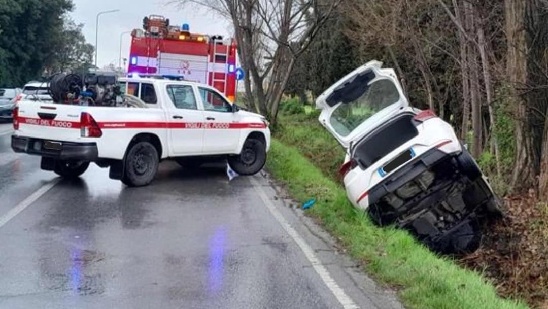 L'auto finita nel fosso e l'intervento dei vigili del fuoco e della polizia municipale L'auto finita nel fosso e l'intervento dei vigili del fuoco e della polizia municipale