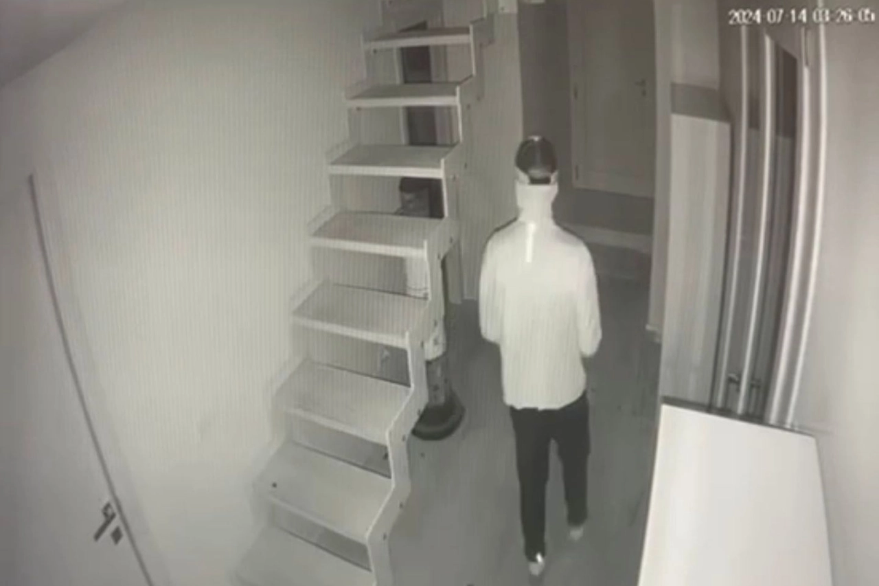 Le immagini delle videocamere di sorveglianza riprendono i ladri mentre si aggirano per la casa passeggiando e frugando nei cassetti