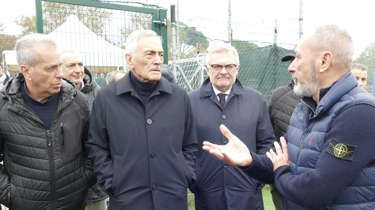 Massimo Taiti con il presidente nazionale Figc Gravina e quello regionale Mangini al campo del Prato nord Massimo Taiti con il presidente nazionale Figc Gravina e quello regionale Mangini al campo del Prato nord