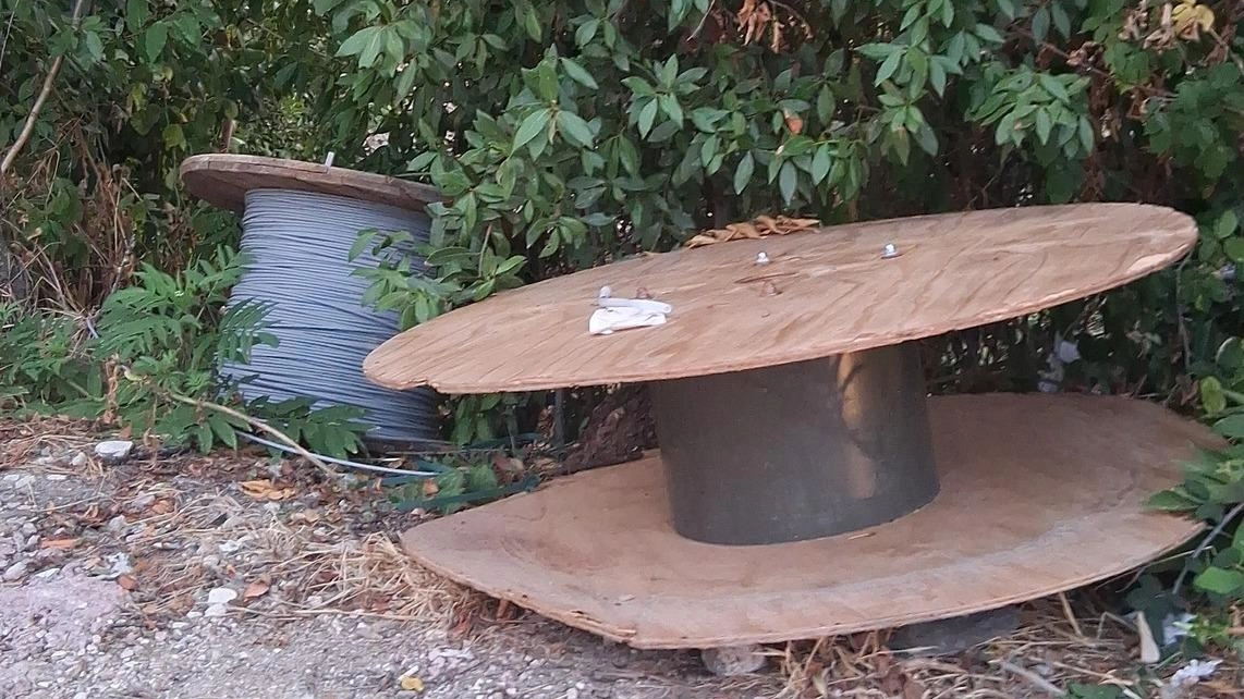 Le bobine di cavi sono state lasciate sul ciglio della strada. I residenti di San Martino in Trignano si appellano a Comune e Vus Le bobine di cavi sono state lasciate sul ciglio della strada. I residenti di San Martino in Trignano si appellano a Comune e Vus