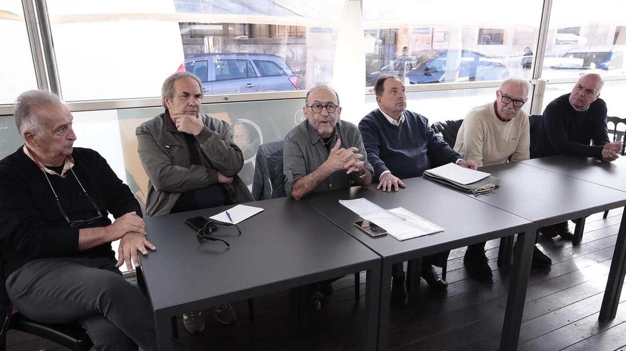Il segretario provinciale Paolo Cucini con altri esponenti di Italia Viva, dice addio al partito di Matteo Renzi Il segretario provinciale Paolo Cucini con altri esponenti di Italia Viva, dice addio al partito di Matteo Renzi