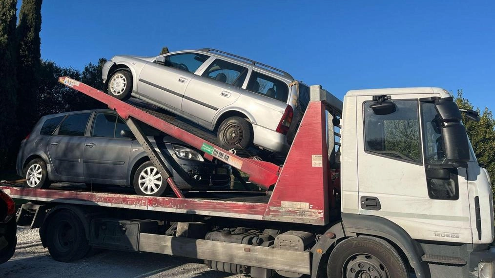 Due delle auto rimosse dalla strada Due delle auto rimosse dalla strada
