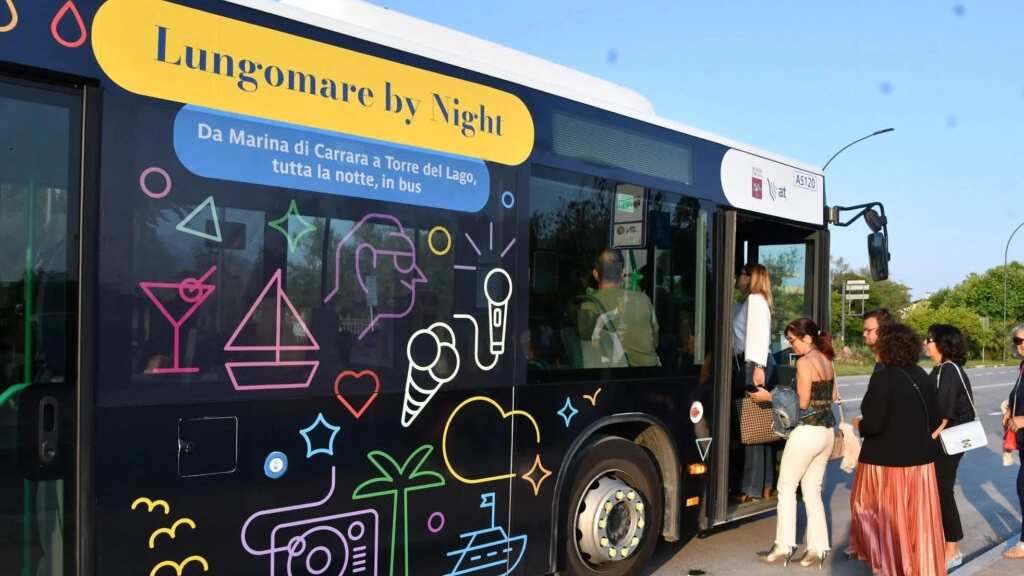 ’Lungomare by night’ è il servizio notturno di bus che per tutta l’estate (dalle 19 alle 6 del mattino) collegherà l’intera costa apuana e versiliese, da Marina di Carrara a Torre del Lago con interscambio a Forte dei Marmi