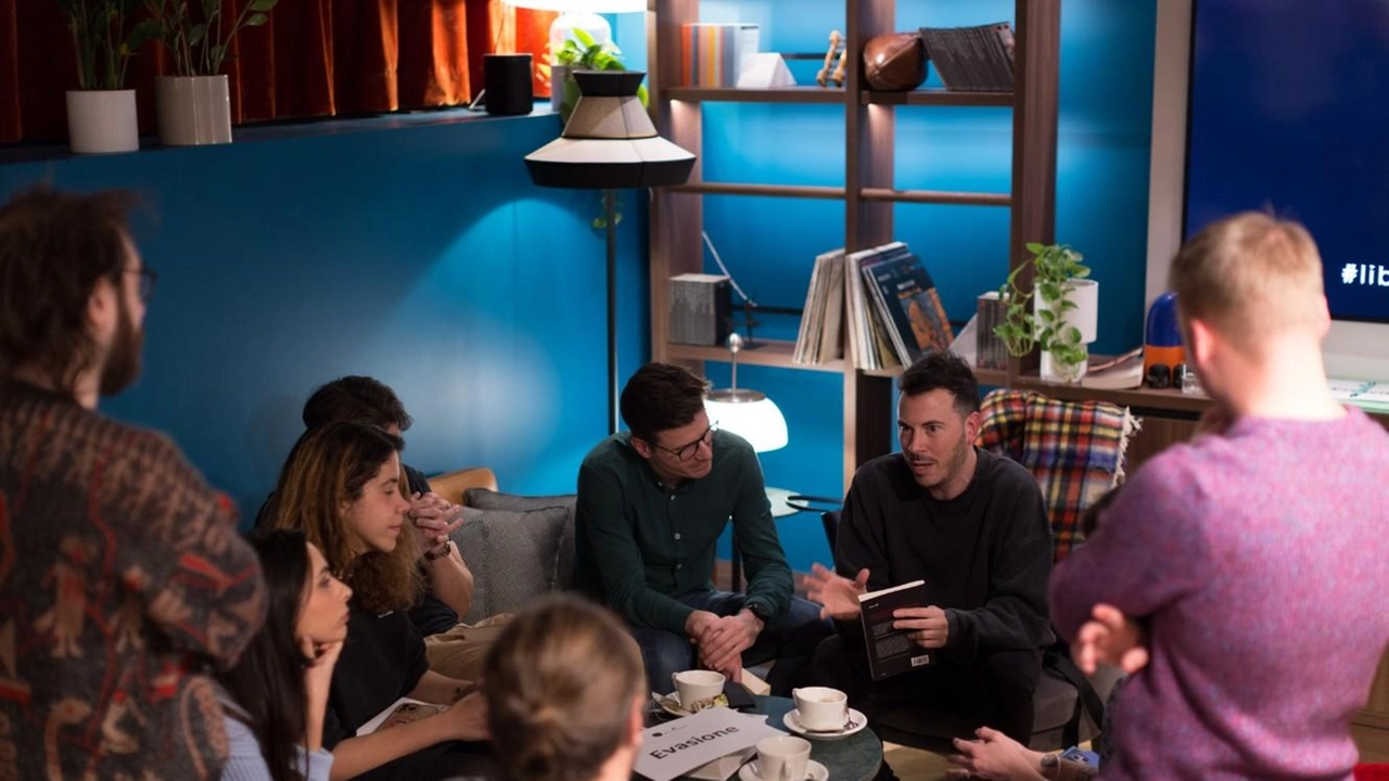 Per la prima volta a Firenze il ’Reading Party’: si leggono volumi portati da casa e si scambiano idee e consigli Per la prima volta a Firenze il ’Reading Party’: si leggono volumi portati da casa e si scambiano idee e consigli