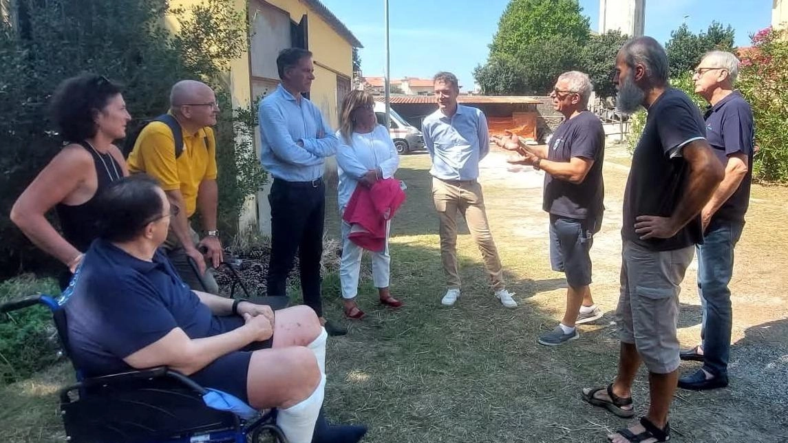 La visita del sindaco nella sede Calp di proprietà comunale di via Milazzo 29 a Marina dove sono ricoverati i 5 mezzi dell’Associazione La visita del sindaco nella sede Calp di proprietà comunale di via Milazzo 29 a Marina dove sono ricoverati i 5 mezzi dell’Associazione