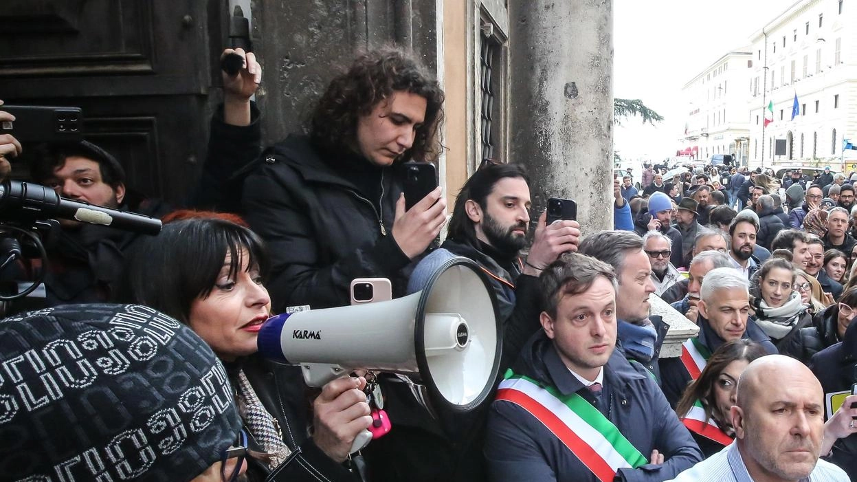 La governatrice Sefania Proietti ha risposto sul deficit della sanità. Martedì in paizza il centrodestra ha manifestato contro la manovra