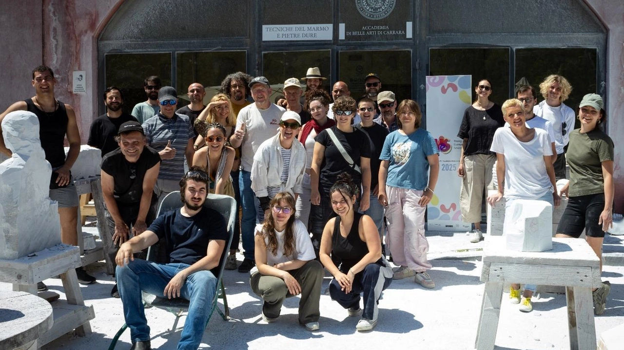 I ragazzi del progetto Yes che hanno soggiornato in città per un percorso Erasmus in cui sono. venuti a contatto con il marmo e la realtà locale