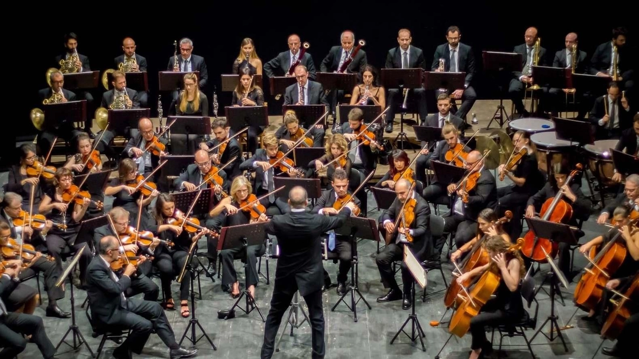 Un’orchestra mentre si esibisce sul palco del teatro Rossini La struttura è oggetto di riqualificazione Un’orchestra mentre si esibisce sul palco del teatro Rossini La struttura è oggetto di riqualificazione