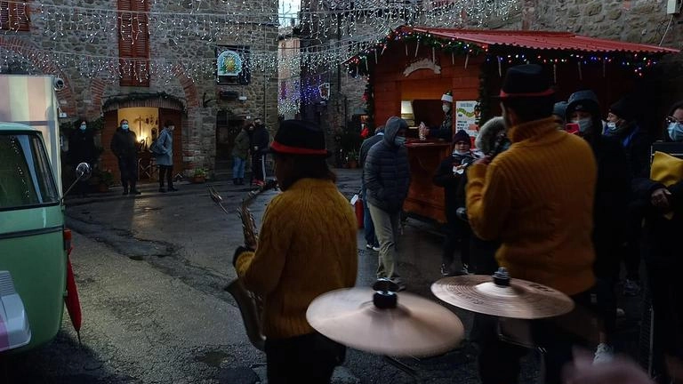 Stand, luci, colori e musica lungo i vicoli del borgo nei fine settimana. Alle 14 il taglio del nastro. Ecco tutti gli appuntamenti e i protagonisti . Stand, luci, colori e musica lungo i vicoli del borgo nei fine settimana. Alle 14 il taglio del nastro. Ecco tutti gli appuntamenti e i protagonisti .