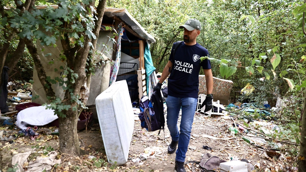 Gli agenti del reparto antidegrado della Municipale impegnati nello sgombero della tendopoli (PressPhoto)