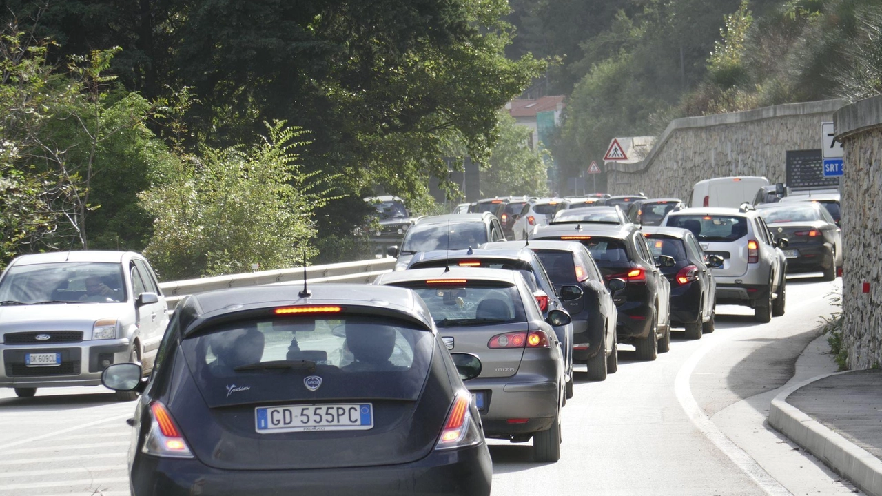 Code di automobili lungo la Sr 325. Venerdì scorso la paralisi è avvenuta a causa del cantiere installato senza preavviso per risolvere una perdita d’acqua a La Foresta Code di automobili lungo la Sr 325. Venerdì scorso la paralisi è avvenuta a causa del cantiere installato senza preavviso per risolvere una perdita d’acqua a La Foresta