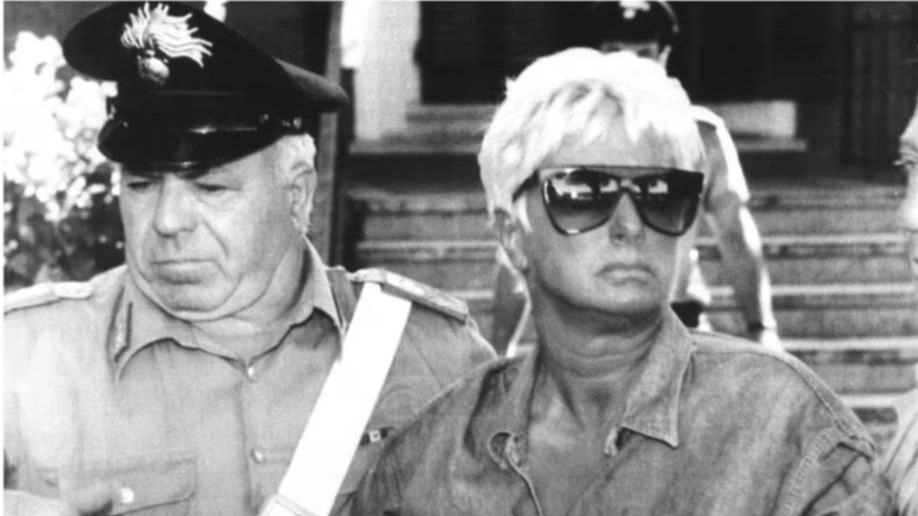 La divisa da carabiniere come seconda pelle. Indossata con orgoglio, al servizio della gente. Determinato, cocciuto, refrattario ai furbetti. "Nei... La divisa da carabiniere come seconda pelle. Indossata con orgoglio, al servizio della gente. Determinato, cocciuto, refrattario ai furbetti. "Nei...