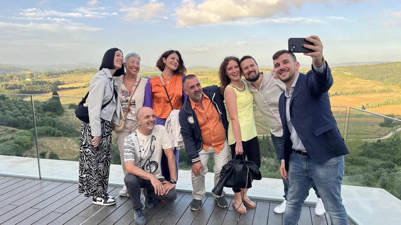 Sopra, il centro di Lajatico in occasione del Teatro del silenzio. A sinistra, la terrazza sospesa del Palazzo senza tempo di Peccioli Sopra, il centro di Lajatico in occasione del Teatro del silenzio. A sinistra, la terrazza sospesa del Palazzo senza tempo di Peccioli
