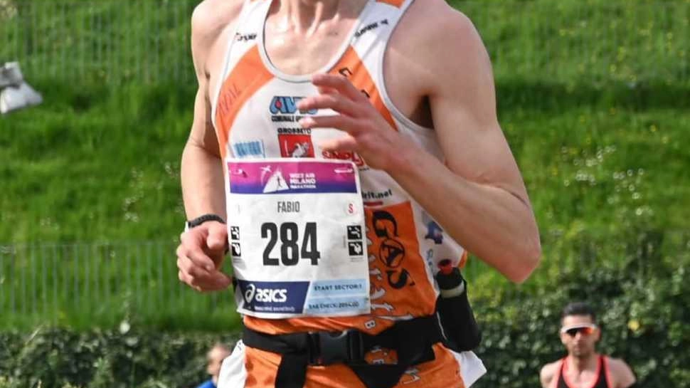 Il podista Fabio Tronconi ha stabilito un nuovo record personale correndo la maratona di Milano in 2 ore 28 minuti e 58 secondi, piazzandosi secondo tra gli italiani.