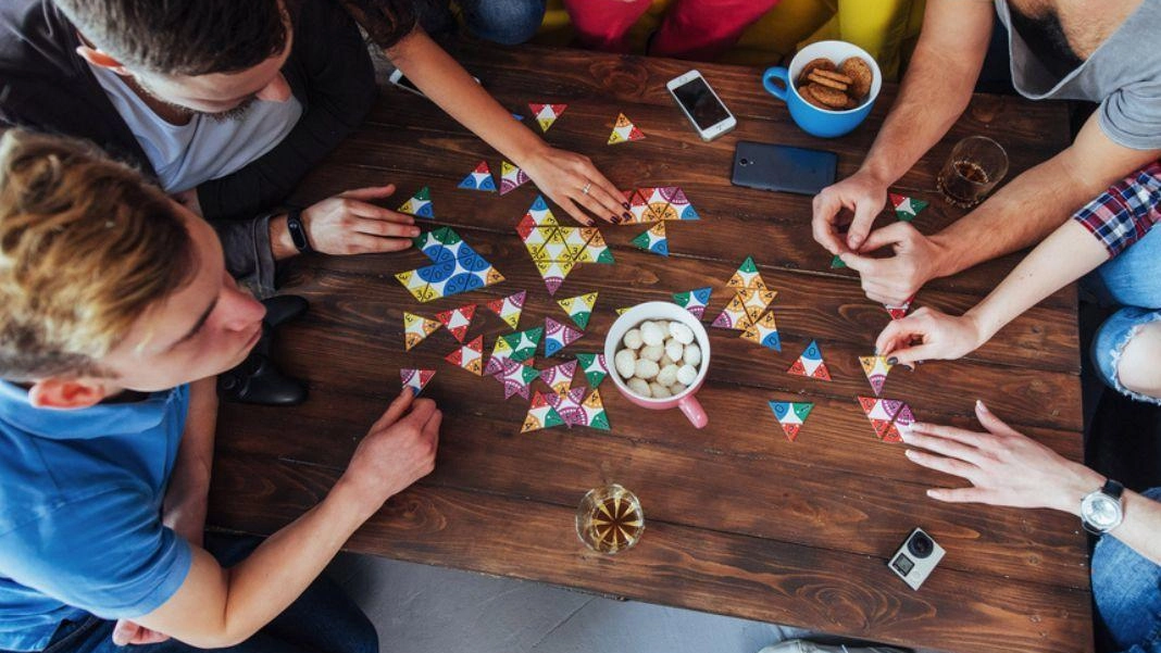 Un progetto che mira a creare un legame tra i giovani e i giochi da tavolo e di ruolo Un progetto che mira a creare un legame tra i giovani e i giochi da tavolo e di ruolo
