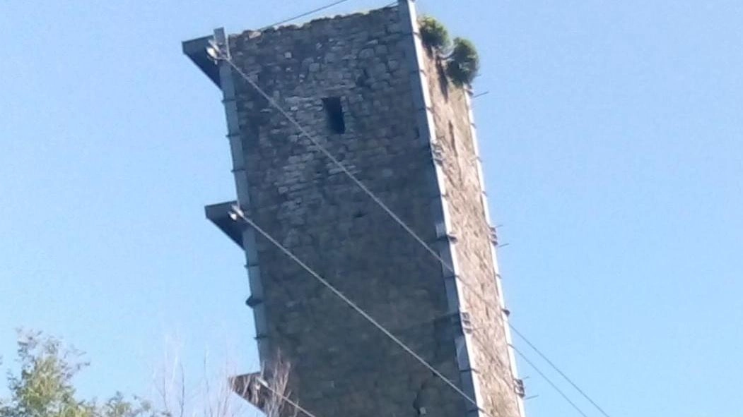 La Torre pendente di Vernazzano a Tuoro è inclinata di 13 gradi, tre volte in più della Torre di Pisa La Torre pendente di Vernazzano a Tuoro è inclinata di 13 gradi, tre volte in più della Torre di Pisa