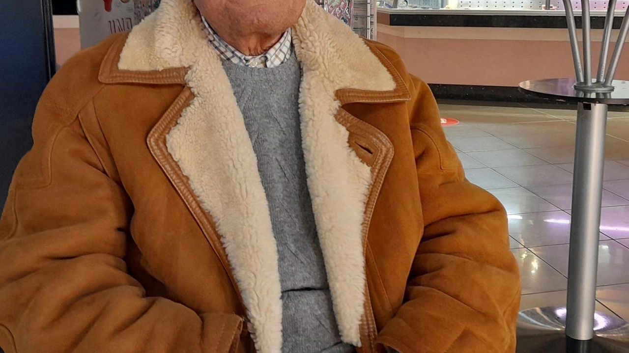 In alto: Gherardo Dindelli ex bersagliere con gli amici In basso: il sindaco Innocenti gli consegna un riconoscimento In alto: Gherardo Dindelli ex bersagliere con gli amici In basso: il sindaco Innocenti gli consegna un riconoscimento