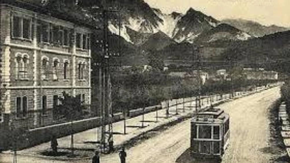 La tranvia: gioiello di un secolo fa. Una vera opera ingegneristica. Collegamento tra città e litorale