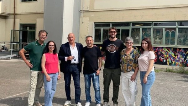I promotori dell'iniziativa davanti alla scuola Petrarca di Montevarchi