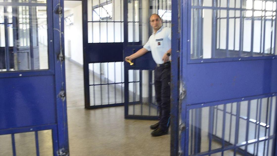 Telefonini e cocaina in carcere. Cresce l’allarme alla Dogaia