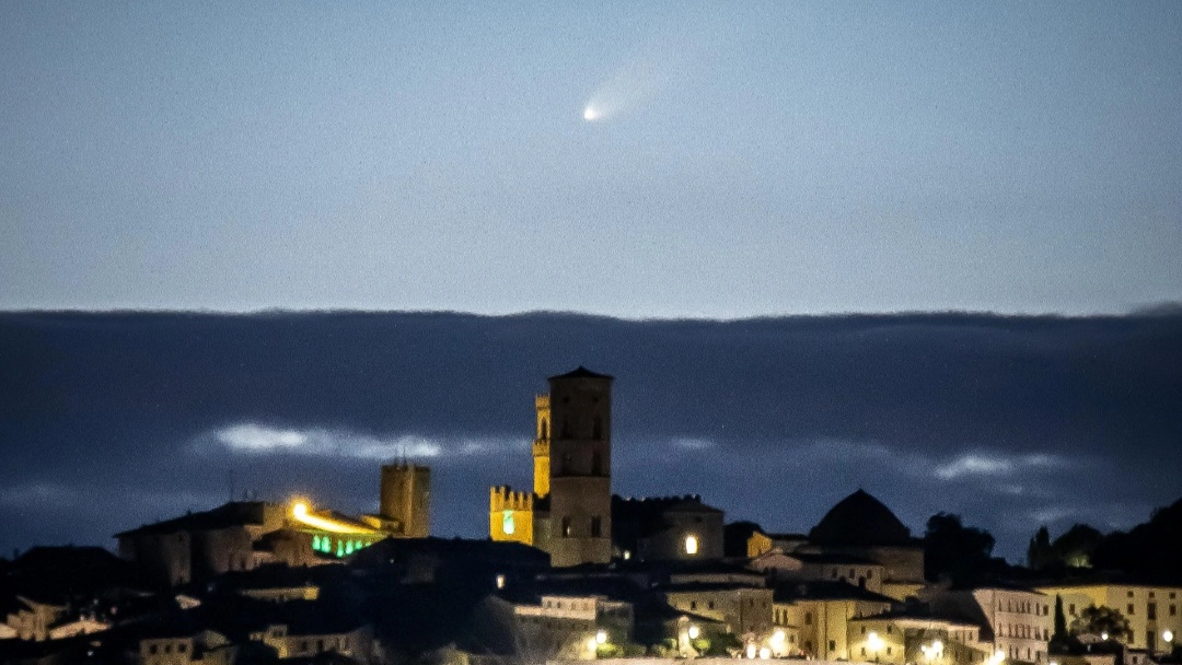 La cometa del secolo sulla Toscana: la foto di Fabio Longaron da Volterra La cometa del secolo sulla Toscana: la foto di Fabio Longaron da Volterra