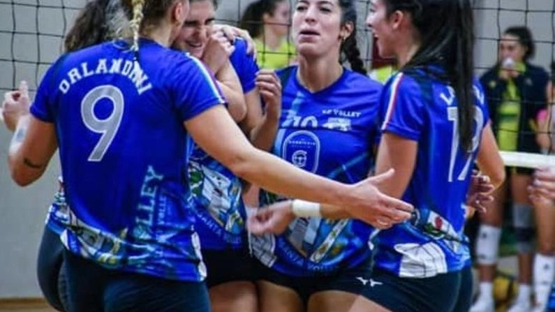 Le ragazze dell’Upc volley festeggiano sotto rete una bella vittoria Le ragazze dell’Upc volley festeggiano sotto rete una bella vittoria