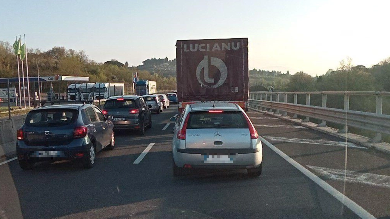 La coda in FiPiLi (Foto Facebook/I Dannati della FiPiLi)