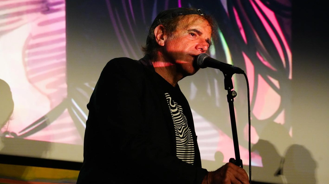 Il cantautore e scrittore Andrea Satta con il progetto “Transumanza Gotica”, il talk show “Ci vediamo alla radio” del giornalista... Il cantautore e scrittore Andrea Satta con il progetto “Transumanza Gotica”, il talk show “Ci vediamo alla radio” del giornalista...