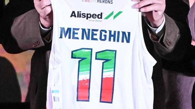 Dino Meneghin protagonista al Cinema Teatro Imperiale di Montecatini Terme, racconta la sua leggendaria carriera e si confronta con altre icone del basket. Parla anche dei playoff imminenti della Serie B.