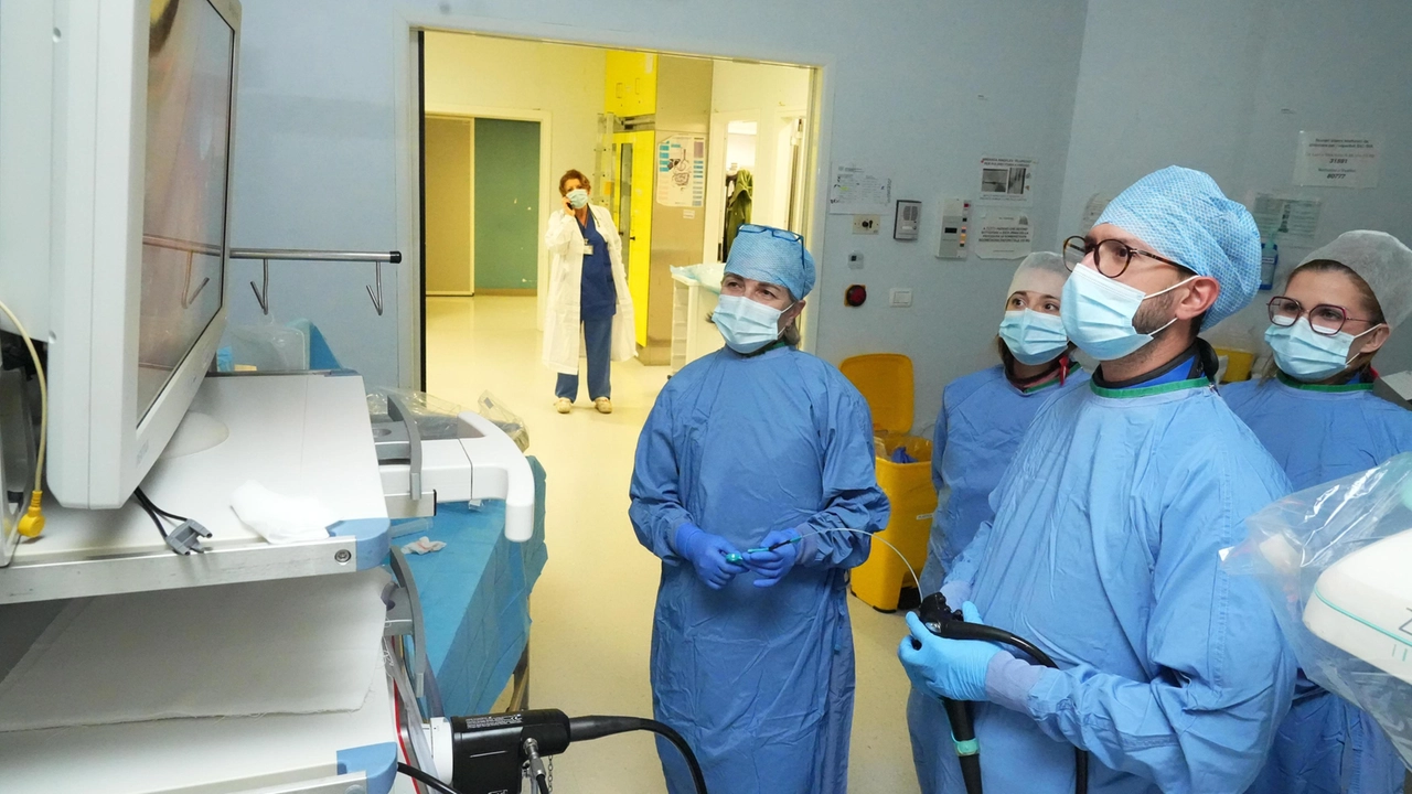 In foto una equipe di medici a lavoro In foto una equipe di medici a lavoro