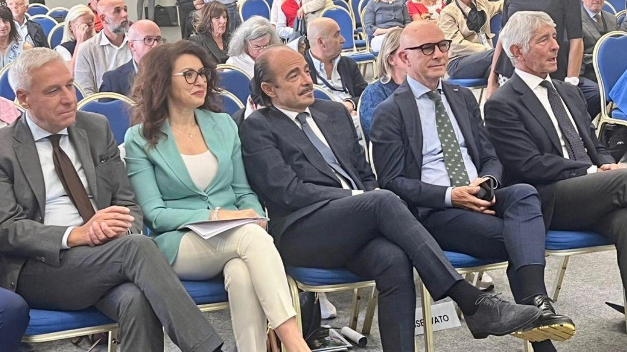 Al Santo Stefano di Prato sabato notte di tensione con il giovane che ha tenuto in scacco personale e pazienti. "Servono misure serie". Al Santo Stefano di Prato sabato notte di tensione con il giovane che ha tenuto in scacco personale e pazienti. "Servono misure serie".