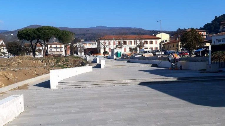La grande scalinata. di collegamento tra la piazza e via Carducci danneggiata a seguito di un incidente che aveva visto protagonista un anziano alla guida La grande scalinata. di collegamento tra la piazza e via Carducci danneggiata a seguito di un incidente che aveva visto protagonista un anziano alla guida