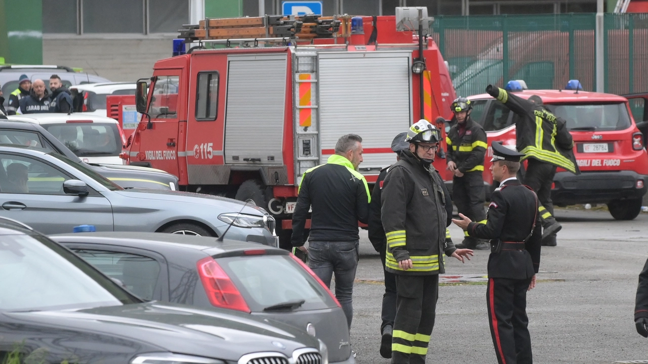 I soccorsi alla centrale elettrica proseguono senza sosta (foto Schicchi)