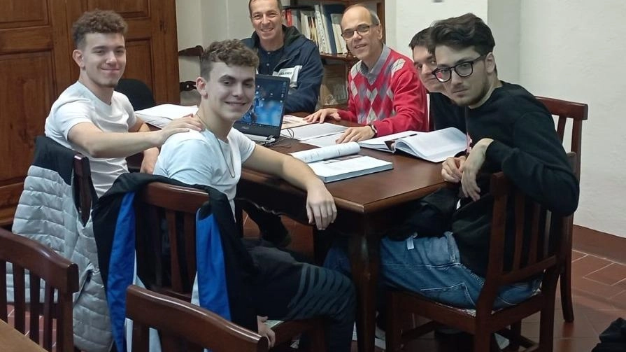 Il Progetto archivio, promosso dal liceo classico Carducci di Volterra, quest’anno è incentrato sui documenti della diocesi Il Progetto archivio, promosso dal liceo classico Carducci di Volterra, quest’anno è incentrato sui documenti della diocesi