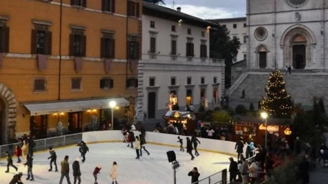 Todi si prepara per il Natale con la pista di ghiaccio in Piazza del Popolo e eventi vari, non senza polemiche per ritardi nella programmazione. Todi si prepara per il Natale con la pista di ghiaccio in Piazza del Popolo e eventi vari, non senza polemiche per ritardi nella programmazione.