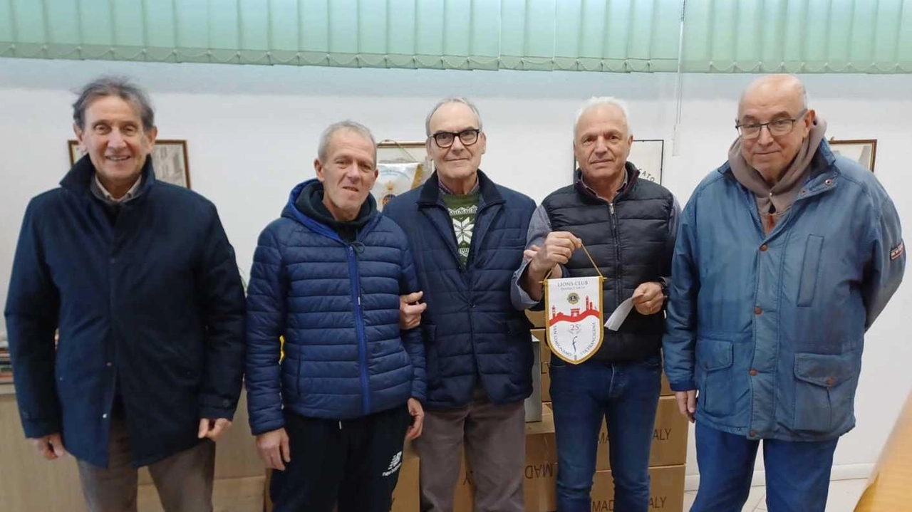 La. San Vincenzo de’ Paoli di Poggibonsi ha ricevuto dal Lions Club San Gimignano Via Francigena quattordici pacchi La. San Vincenzo de’ Paoli di Poggibonsi ha ricevuto dal Lions Club San Gimignano Via Francigena quattordici pacchi