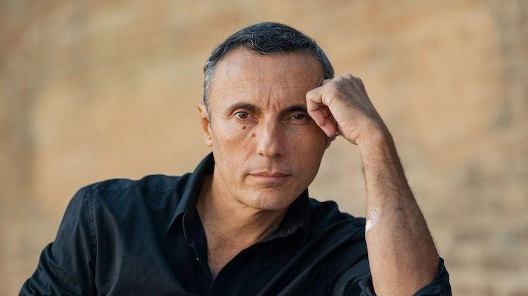 Valerio Aprea. sceglie. La Città del Teatro di Cascina per il debutto nazionale di «Lapocalisse», che il 2 marzo. approda poi al Persio Flacco di Volterra Valerio Aprea. sceglie. La Città del Teatro di Cascina per il debutto nazionale di «Lapocalisse», che il 2 marzo. approda poi al Persio Flacco di Volterra